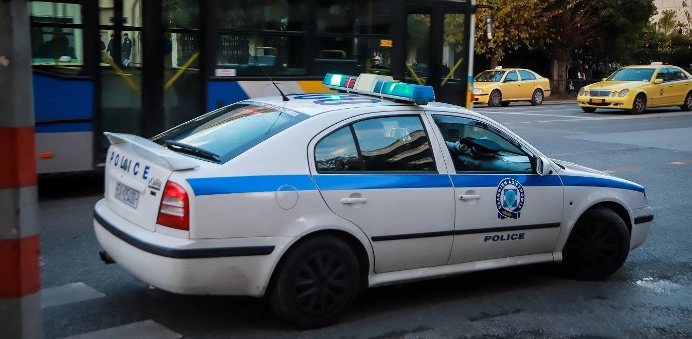 Απίστευτο: Κρατούμενοι το έσκασαν από περιπολικό που σταμάτησε σε φανάρι στο κέντρο της Αθήνας